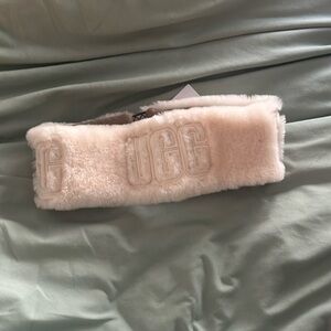 This is an exposed sheepskin headband colored chestnut.